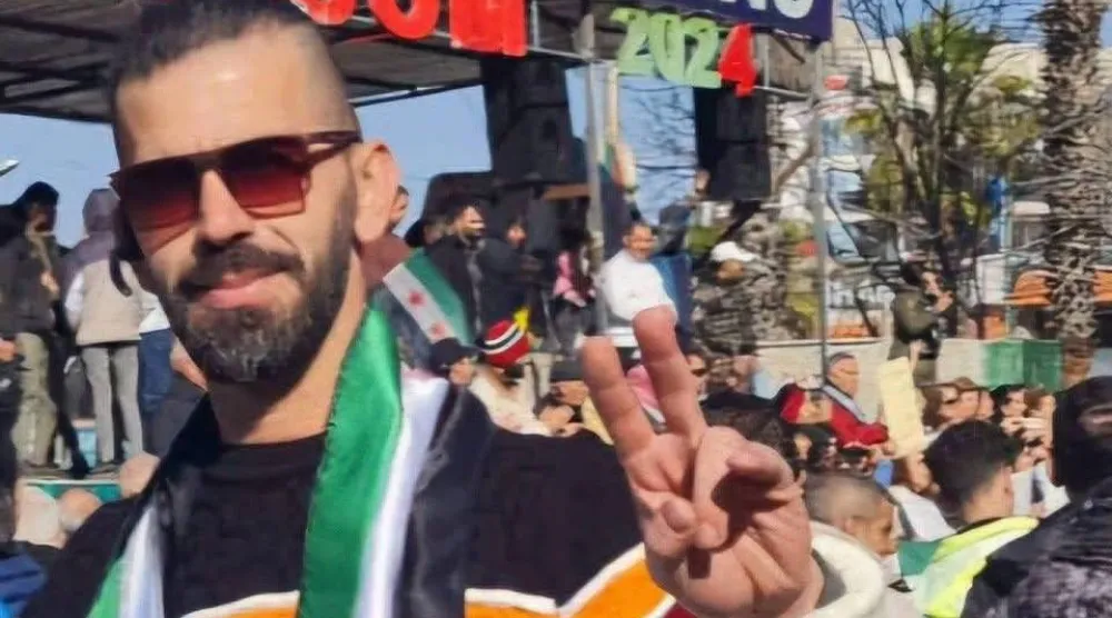 رائد الصادق محتفلاً بسقوط نظام الأسد في هولندا (فيسبوك)