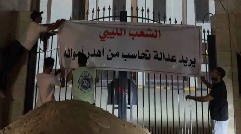 محتجون يغلقون مدخل وزارة الخارجية في غرب ليبيا بالتراب (صفحات ليبية موثوق بها على مواقع التواصل الاجتماعي)