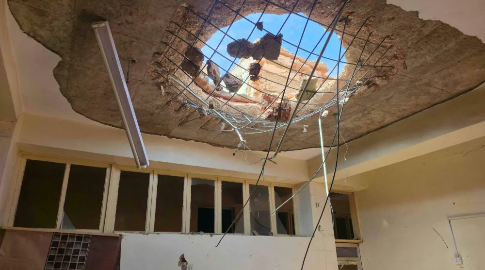 جانب من الأضرار التي لحقت بمبنى «البنك الزراعي» في مدينة الأُبيّض بعد استهدافه بمسيّرة يوم 27 يوليو 2026 (أ.ف.ب)