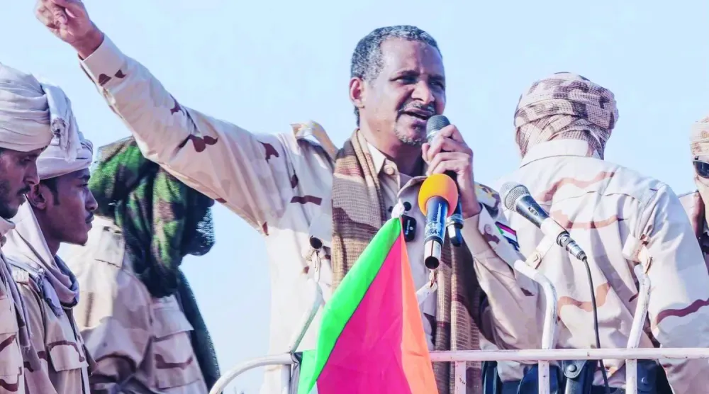 قائد «قوات الدعم السريع» محمد حمدان دقلو يلقي كلمة أمام قواته (أرشيفية - قناته على «تلغرام»)