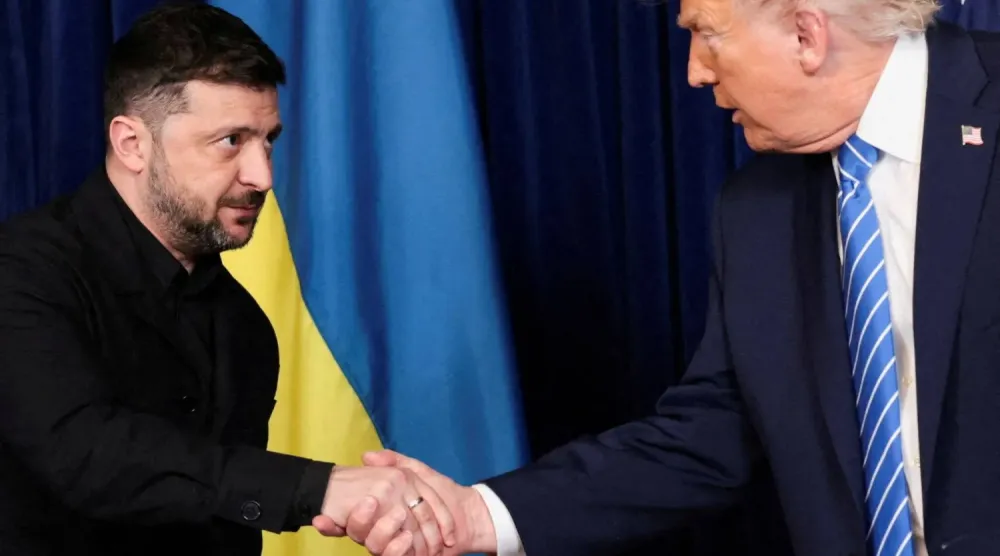 ABD Başkanı Donald Trump ve Ukrayna Devlet Başkanı Vladimir Zelenskiy, 28 Aralık 2025 tarihinde ABD’nin Florida eyaletinde gerçekleştirdikleri öğle yemeği toplantısının ardından düzenlenen basın toplantısı sırasında el sıkışırken (Reuters)