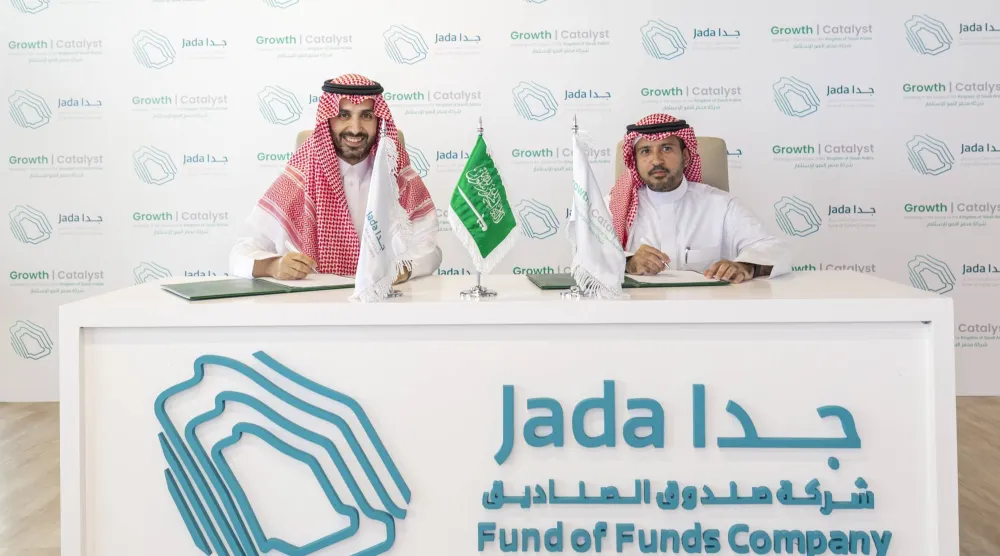 بندر الحمالي رئيس صندوق «جدا» وتركي الدايل المؤسس ورئيس «محفز النمو للاستثمار» خلال توقيع الاتفاقية (الشرق الأوسط)