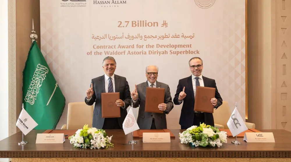 حسن علام وجيري إنزيريلو وسامر إبراهيم خلال مراسم توقيع المشروع (الشرق الأوسط)