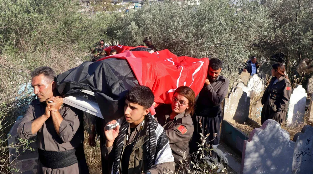 أعضاء بحزب كردي إيراني معارض يحملون جثمان أحد المقاتلين خلال جنازته بمدينة السليمانية في إقليم كردستان العراق (أ.ف.ب)