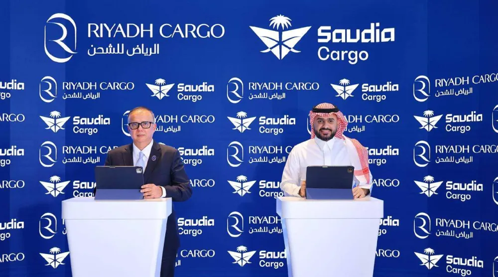 منصور العاصمي من «السعودية للشحن» وبرافين سينغ من «طيران الرياض» خلال توقيع الاتفاقية (الشرق الأوسط)