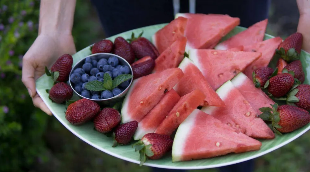 ما أبرز الفروق الغذائية بين البطيخ والفراولة؟ (بيكسلز)
