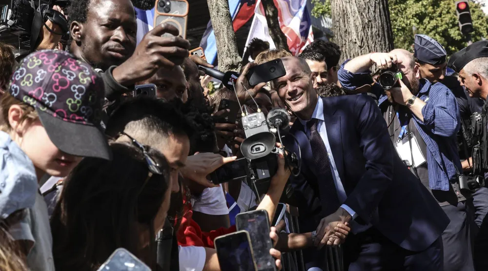 نحو مائة مشجع كانوا ينتظرون التقاط صورة أو الحصول على توقيع من رجل اليوم (إ.ب.أ)