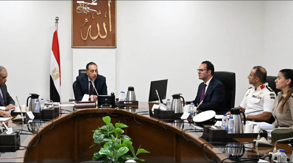 رئيس الوزراء المصري خلال متابعة منظومة التعامل مع «الكلاب الضالة» مساء الاثنين (صفحة مجلس الوزراء على «فيسبوك»)