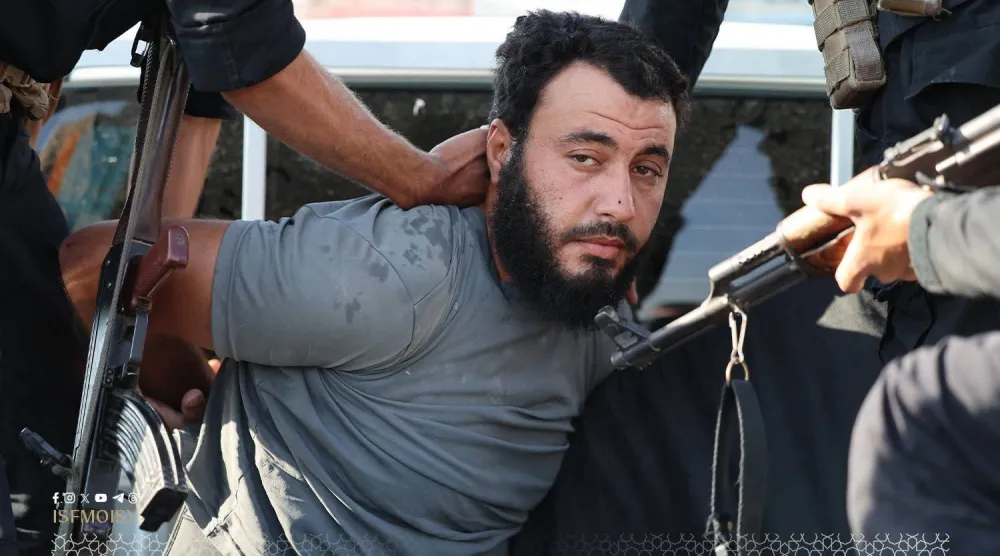 عنصر من «داعش» تم القبض عليه في محافظة حلب خلال عملية امنية الثلاثاء (الداخلية السورية)