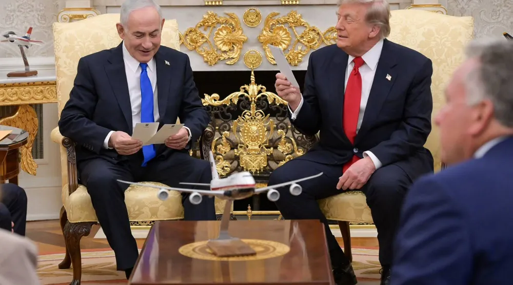 الرئيس الأميركي دونالد ترمب ورئيس الوزراء الإسرائيلي بنيامين نتنياهو خلال لقائهما في المكتب البيضاوي بالبيت الأبيض، الثلاثاء (أ.ف.ب)