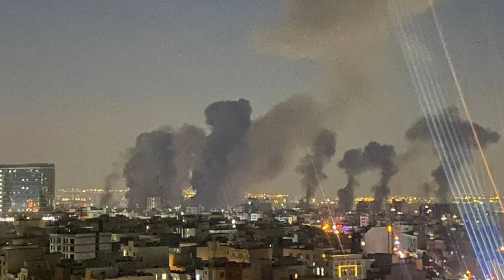 صورة تُظهِر الضربات على منطقة باستور التي تضم مقر المرشد وديوان الرئاسة ومجلس الأمن القومي فجر الجمعة 6 مارس (شبكات التواصل)