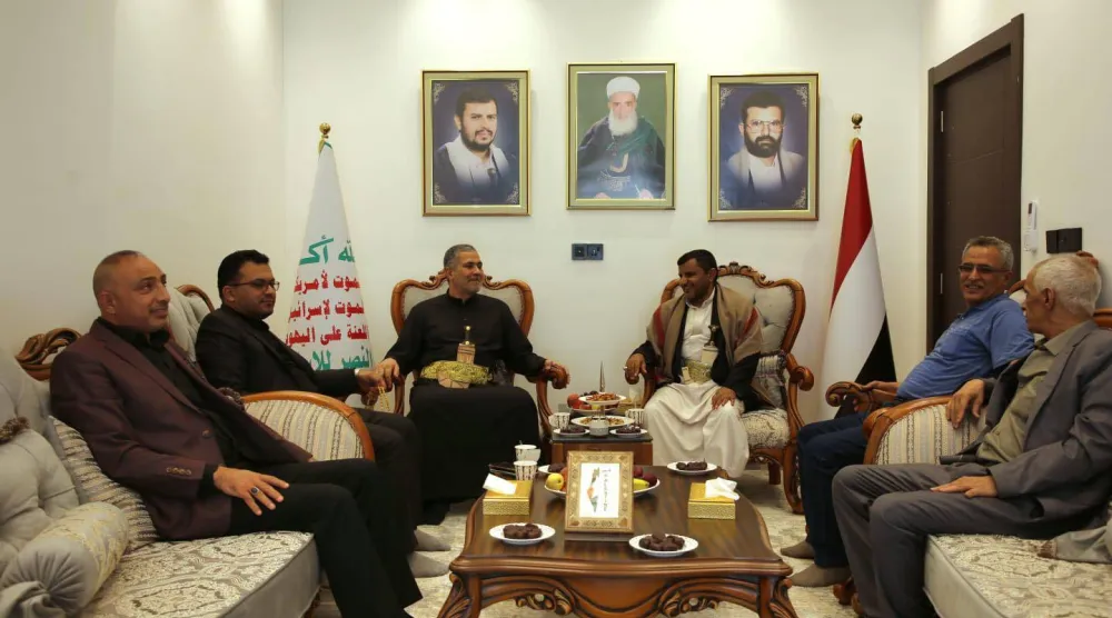 صورة متداولة لاجتماع قادة حوثيين مع آخرين من الميليشيات العراقية (إكس)