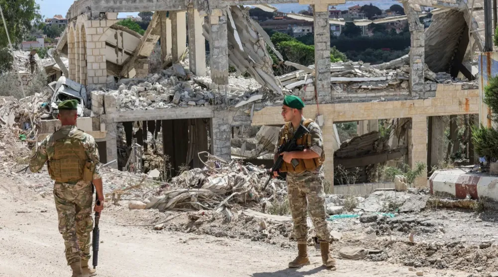 İsrail güçlerinin çekilmesinin ardından Lübnan’ın güneyindeki Zavter el-Garbiye kasabasında bulunan Lübnanlı askerler (Reuters)