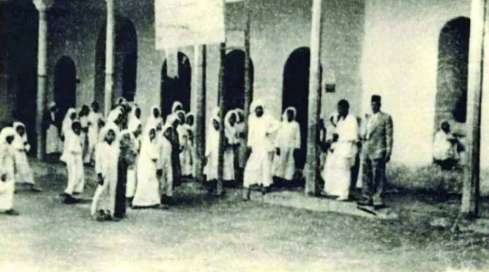 بواكير التعليم في البلاد: طلاب في المدرسة المباركية في الكويت