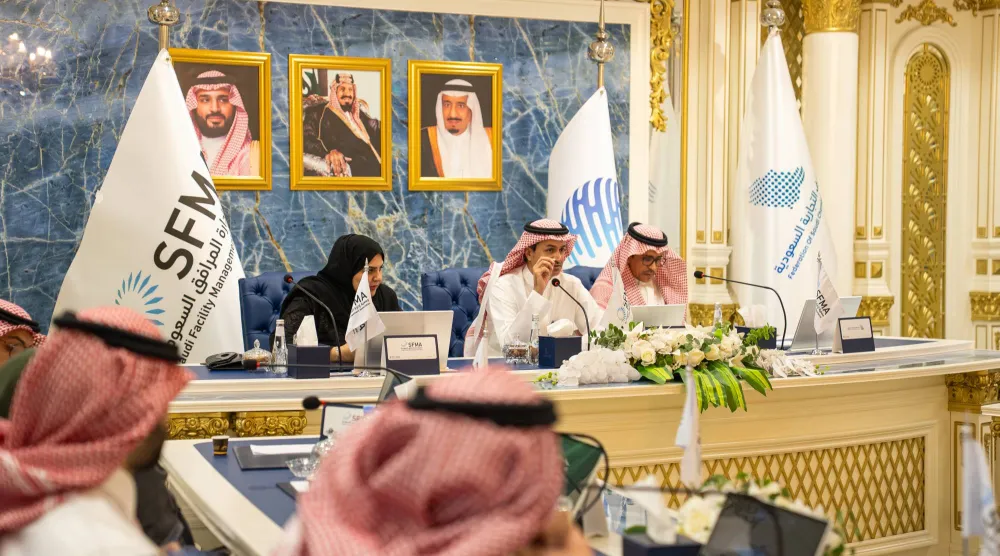 القحطاني متحدثاً للحضور خلال المؤتمر الصحافي المقام في اتحاد الغرف السعودية بالرياض (الشرق الأوسط)