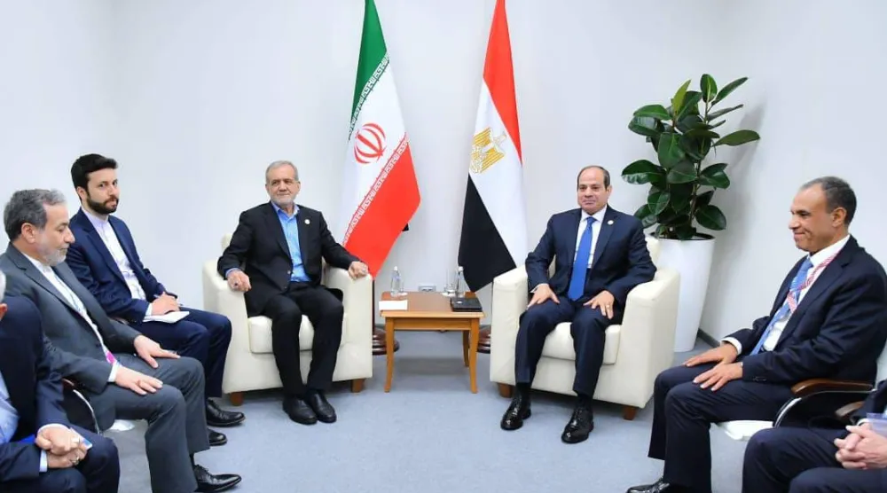 الرئيس المصري عبد الفتاح السيسي يلتقي الرئيس الإيراني مسعود بزشكيان على هامش قمة تجمع «بريكس» بمدينة قازان الروسية في أكتوبر 2024 (الرئاسة المصرية)