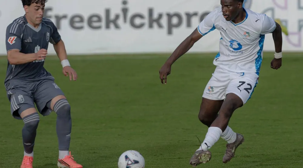 كونيه لاعب نيوم خلال مشاركته في ودية غرناطة قبل أيام (موقع نادي نيوم)