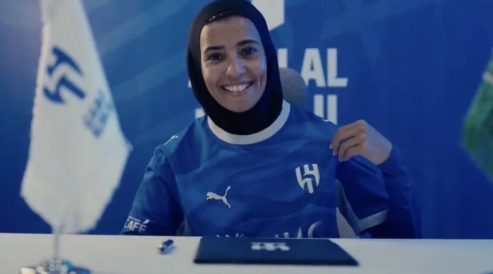 تهاني الزهراني بعد توقيع العقد مع الهلال (موقع النادي)