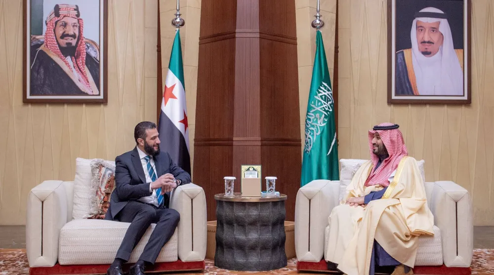 ولي العهد السعودي الأمير محمد بن سلمان خلال لقاء سابق مع الرئيس السوري أحمد الشرع في الرياض (واس)