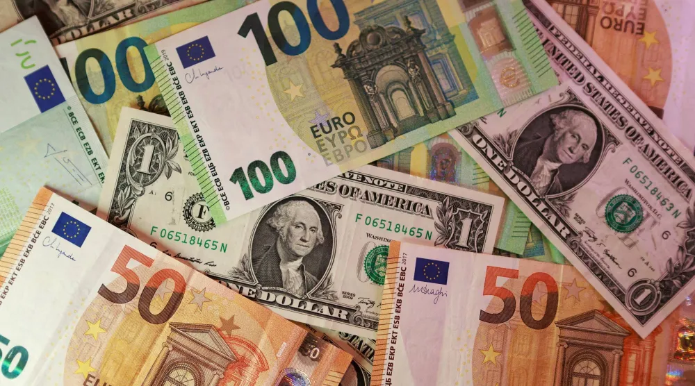 أوراق نقدية من الدولار الأميركي واليورو (رويترز)