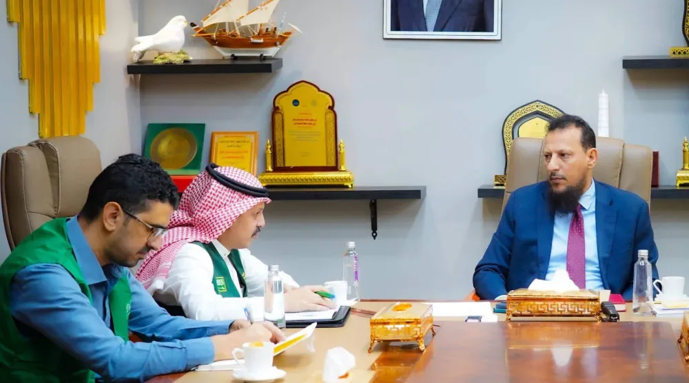 محافظ عدن مجتمعاً مع مسؤول البرنامج السعودي (إعلام حكومي)