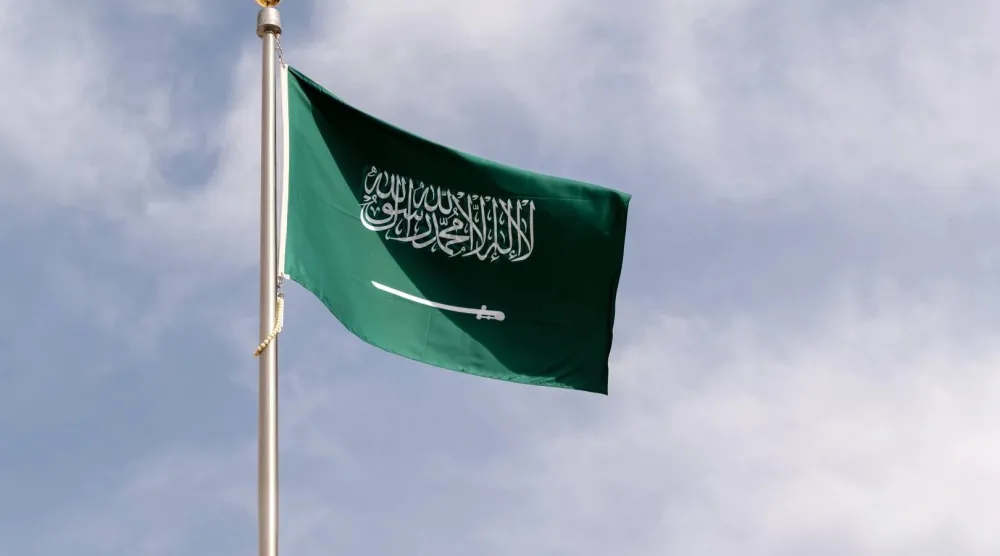 المصدر أكد حرص السعودية على علاقتها مع العراق حكومةً وشعباً (موقع «يوم العلم»)
