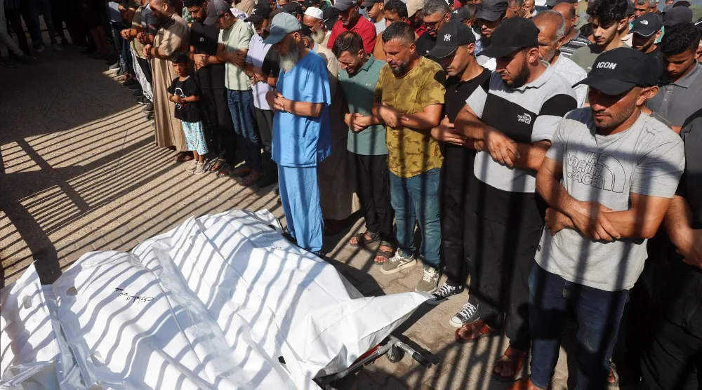 فلسطينيون يشيعون ضحايا غارة إسرائيلية في خان يونس جنوب غزة (أرشيفية - رويترز)