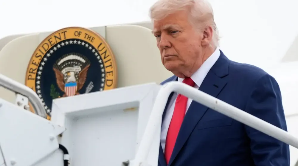 ABD Başkanı Donald Trump, Camp David'e gitmek üzere Haggerstown Havaalanı'na indikten sonra Air Force One uçağından indi (AP)