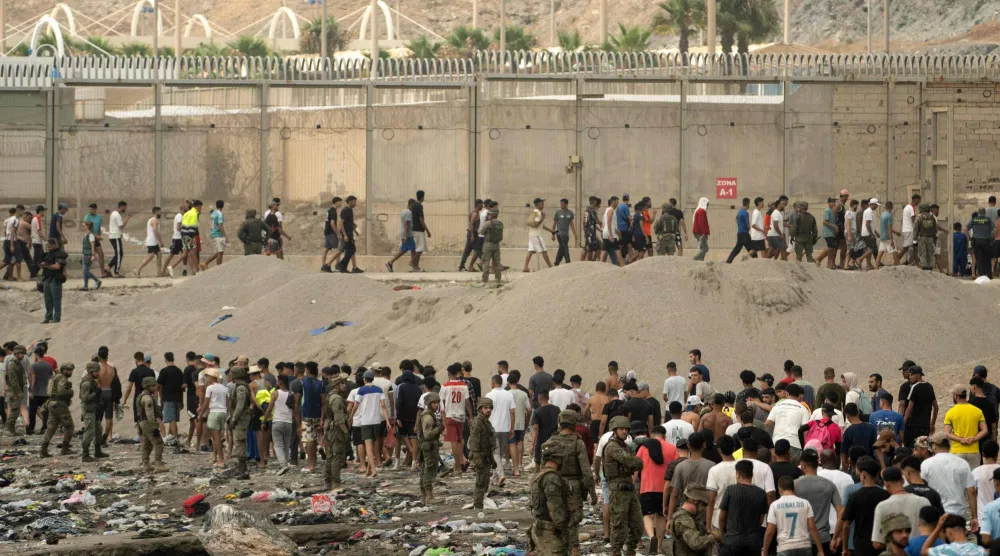 عناصر الشرطة الإسبانية في جيب سبتة تنظِّم عودة مئات المهاجرين إلى المغرب (أ.ف.ب)