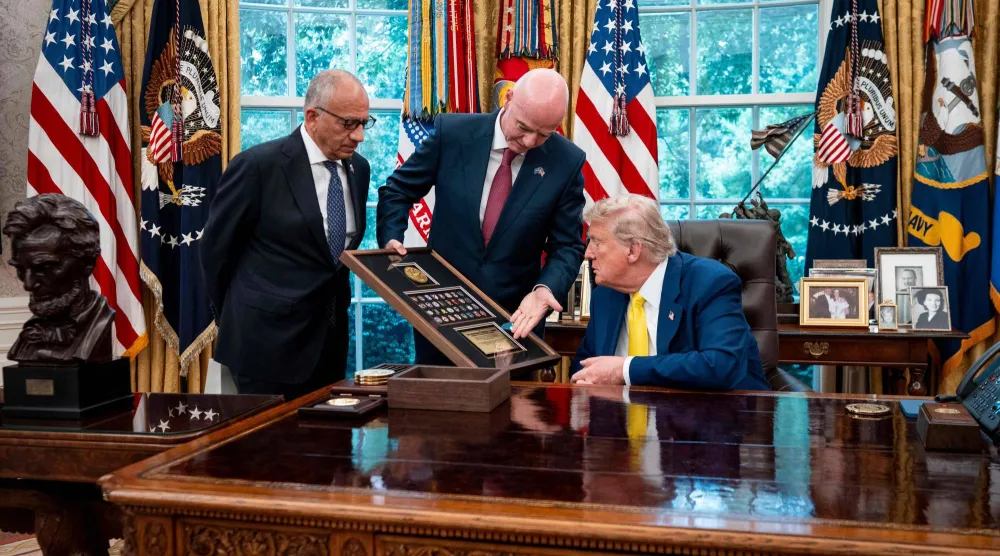 الرئيس الأميركي دونالد ترمب مع جياني إنفانتينو رئيس «فيفا» في المكتب البيضاوي (أ.ف.ب)