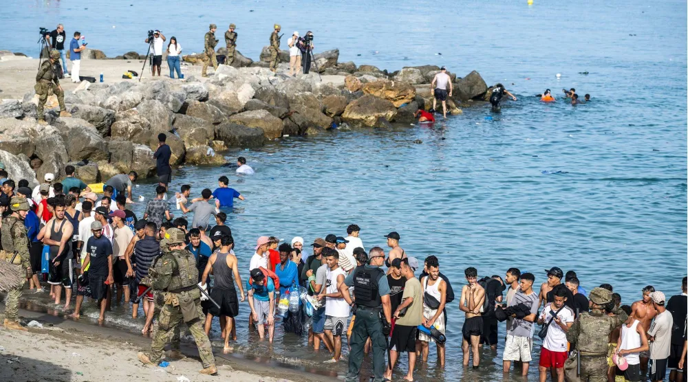 عناصر من الشرطة الإسبانية يوقفون مهاجرين حاولوا العبور من المغرب إلى سبتة (د.ب.أ)