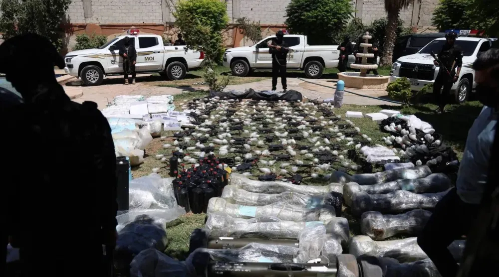 Suriye güvenlik güçleri, Irak’tan Baniyas Limanı’na doğru seyreden bir petrol tankerinde silahlar, füzeler, insansız hava araçları ve çeşitli mühimmat ele geçirdi. (Suriye İçişleri Bakanlığı)