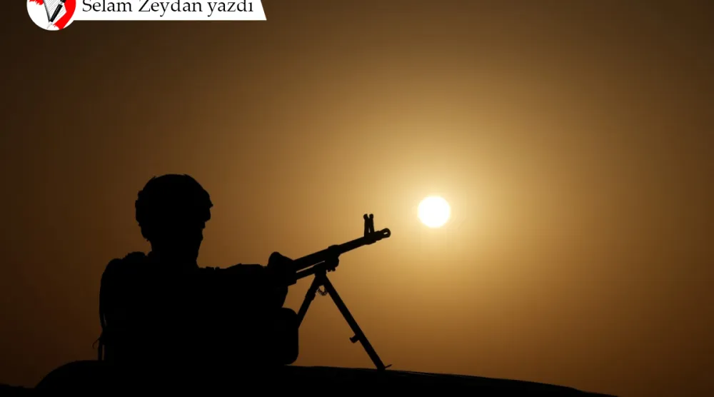 Irak-Suudi Arabistan sınırında nöbet tutan bir Iraklı güvenlik görevlisi, 2 Eylül 2025 (AFP)