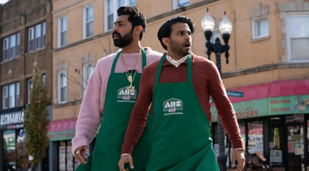 Deli Boys, şımarık iki kardeşin, market zinciri sahibi babalarının ani ölümüyle her şeylerini kaybetmelerini ve babalarının gizli suç dünyasıyla yüzleşerek yeraltı imparatorluğunu devralma çabalarını anlatıyor (Hulu)
