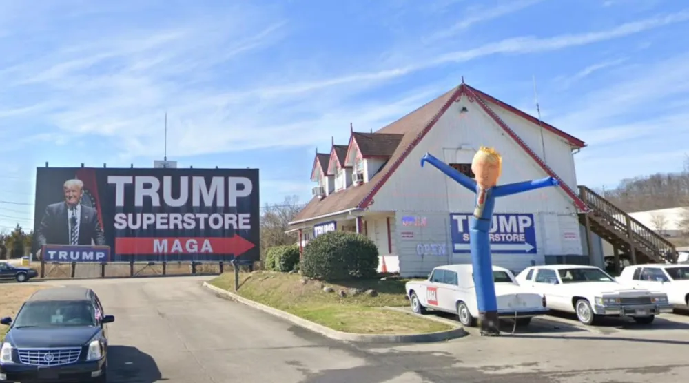 Tennessee'nin Knoxville kenti yakınlarındaki Interstate 40 otoyolu üzerindeki Donald Trump süpermarketi. Mağaza sahibi William Hays, mağazanın müşteri azlığı nedeniyle kapandığını söyledi (Google Haritalar)