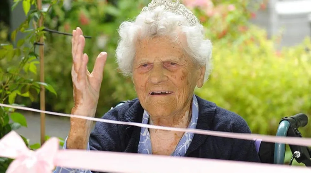 Caterham, Surrey County'deki Hallmark Lakeview Bakımevi'nde yaşıyor (Hallmark Luxury Care Homes/AFP)