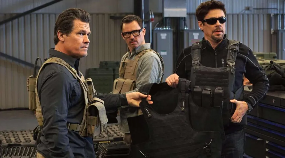 58 yaşındaki Amerikalı aktör Josh Brolin (solda), Sicario ve devam filminde hedefe ulaşmak için ahlaki sınırları esnetmekten çekinmeyen, sert ve pragmatik CIA operasyon görevlisi Matt Graver rolünde (Lionsgate)