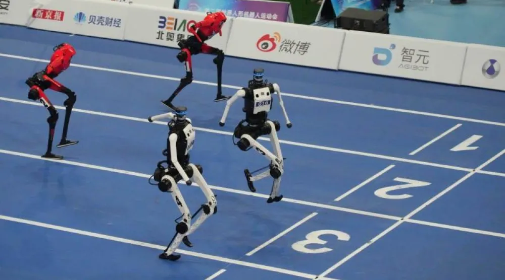 Pekin'de düzenlenen Dünya İnsansı Robot Oyunları kapsamında insansı robotlar, 26 Ağustos 2026 Çarşamba günü 100 metre final yarışında yarışıyor (AP/Achmad Ibrahim)