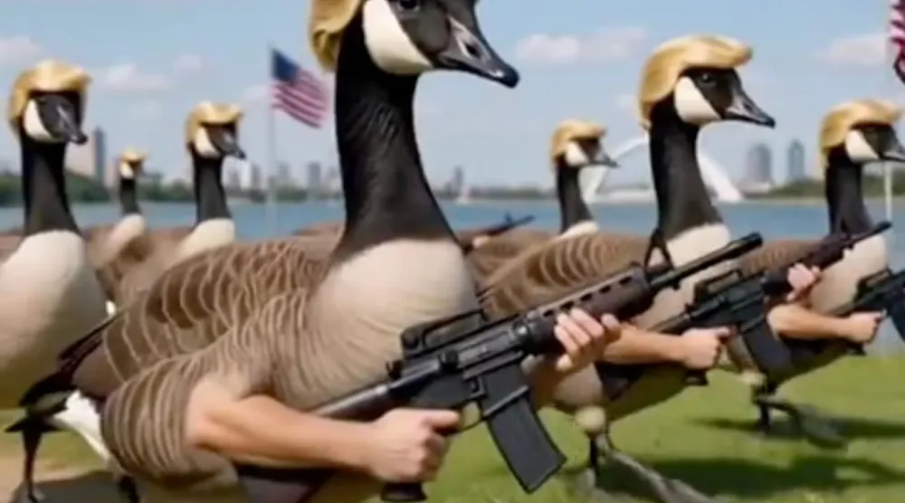 Başkan Donald Trump, kaslı ve saçları geriye taranmış "Donald Duck"lardan oluşan bir ordunun "Amerika Gölü"nde devriye gezmesini gösteren ve yapay zekayla oluşturulduğu düşünülen videoyu cumartesi paylaştı (Truth Social/@RealDonaldTrump)