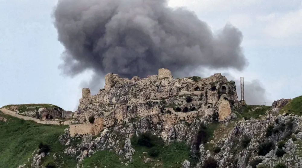 Güney Lübnan’daki Şekif Kalesi’nin yakınında bulunan Yahmar köyüne yönelik İsrail bombardımanının ardından yükselen duman (AFP)
