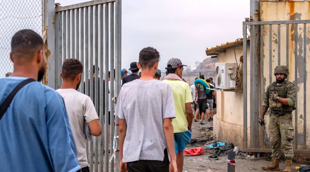 Göçmenler bugün Ceuta'dan Fas'a geri döndü (AP)