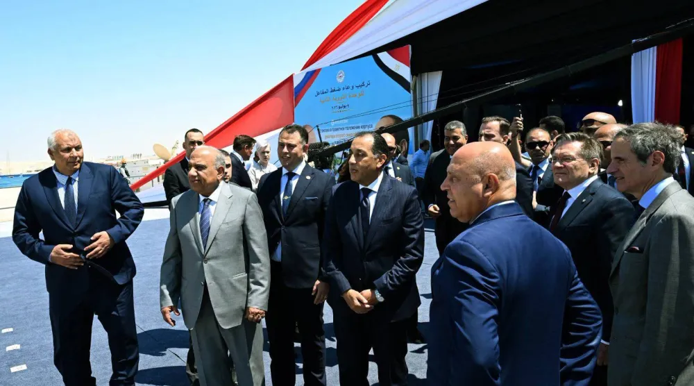 رئيس الوزراء مصطفى مدبولي خلال مراسم تركيب وعاء الضغط بمحطة الضبعة النووية الشهر الماضي (وزارة الكهرباء المصرية)