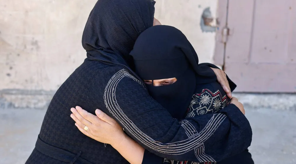 الحزن يخيم على جنازة الفلسطيني صابر ربيع الذي استشهد في غارة جوية إسرائيلية بحسب مسعفين في مستشفى شهداء الأقصى بدير البلح وسط قطاع غزة في الأول من أغسطس (رويترز)