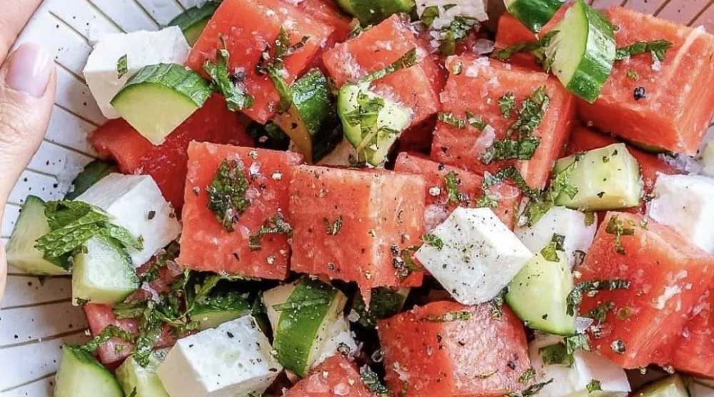 سلطة البطيخ مع جبن الفيتا والنعناع (إنستغرام)