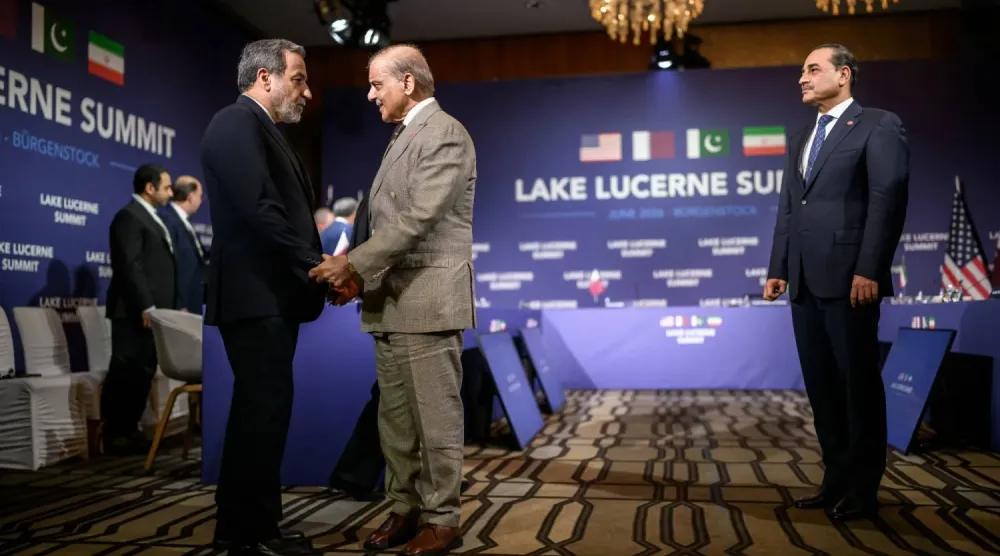 İran Dışişleri Bakanı Abbas Arakçi, İsviçre’nin Burgenstock tatil beldesinde düzenlenen dörtlü toplantı öncesinde, Pakistan Savunma Kuvvetleri Komutanı Asım Munir’in de hazır bulunduğu bir ortamda Pakistan Başbakanı Şahbaz Şerif ile görüştü. (Reuters)