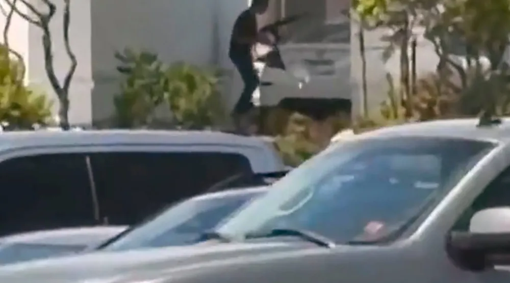 لقطة من مقطع فيديو لمشهد إطلاق النار في مدينة توين فولز (أ.ب)