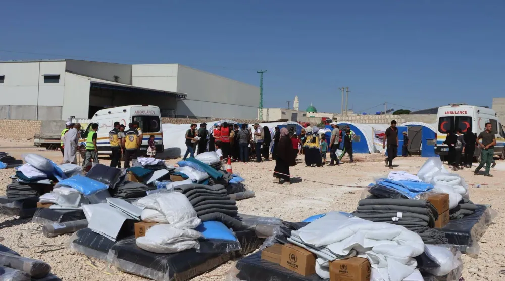 فرش جديد مقدم لنازحين من مخيمات الشمال السوري ضمن قافلة العودة الطوعية الجديدة (وزارة الطوارئ)