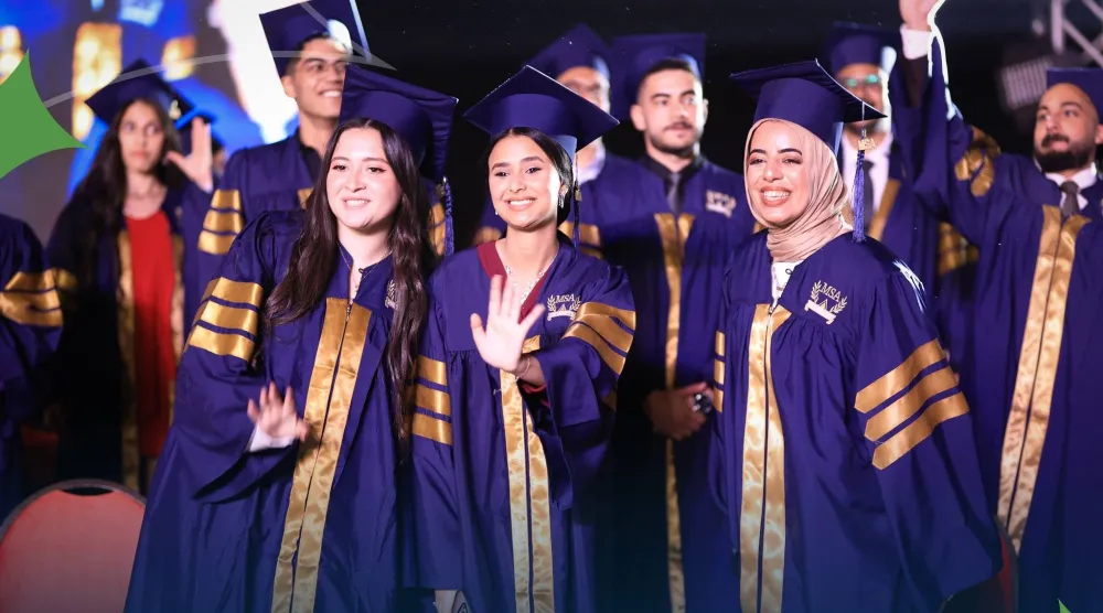 حفل تخرج لطلاب في جامعة «أكتوبر للعلوم الحديثة والآداب» (صفحة الجامعة على «فيسبوك»)
