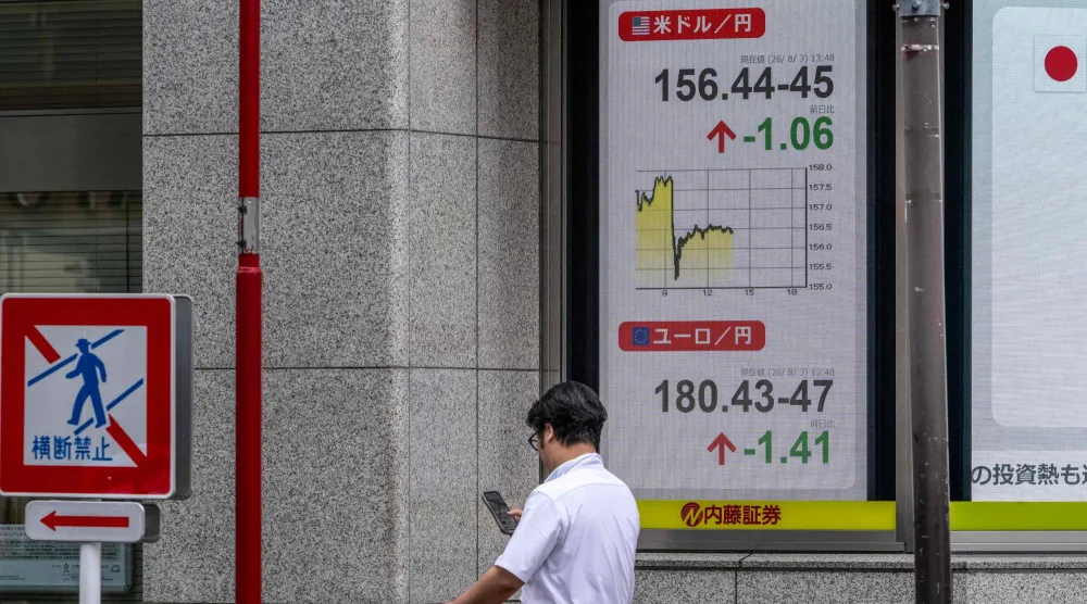 لوحة تعرض سعر صرف الدولار الأميركي والين الياباني في طوكيو (أ.ف.ب) 