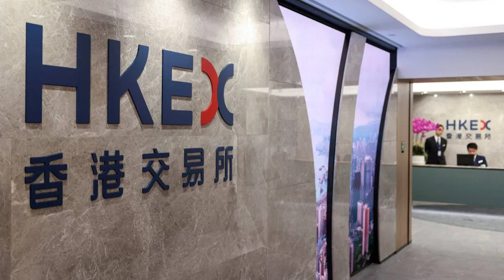 صورة أرشيفية: شعار بورصة هونغ كونغ للأوراق المالية (HKEX) يظهر في مكتبها بهونغ كونغ في الصين (رويترز)